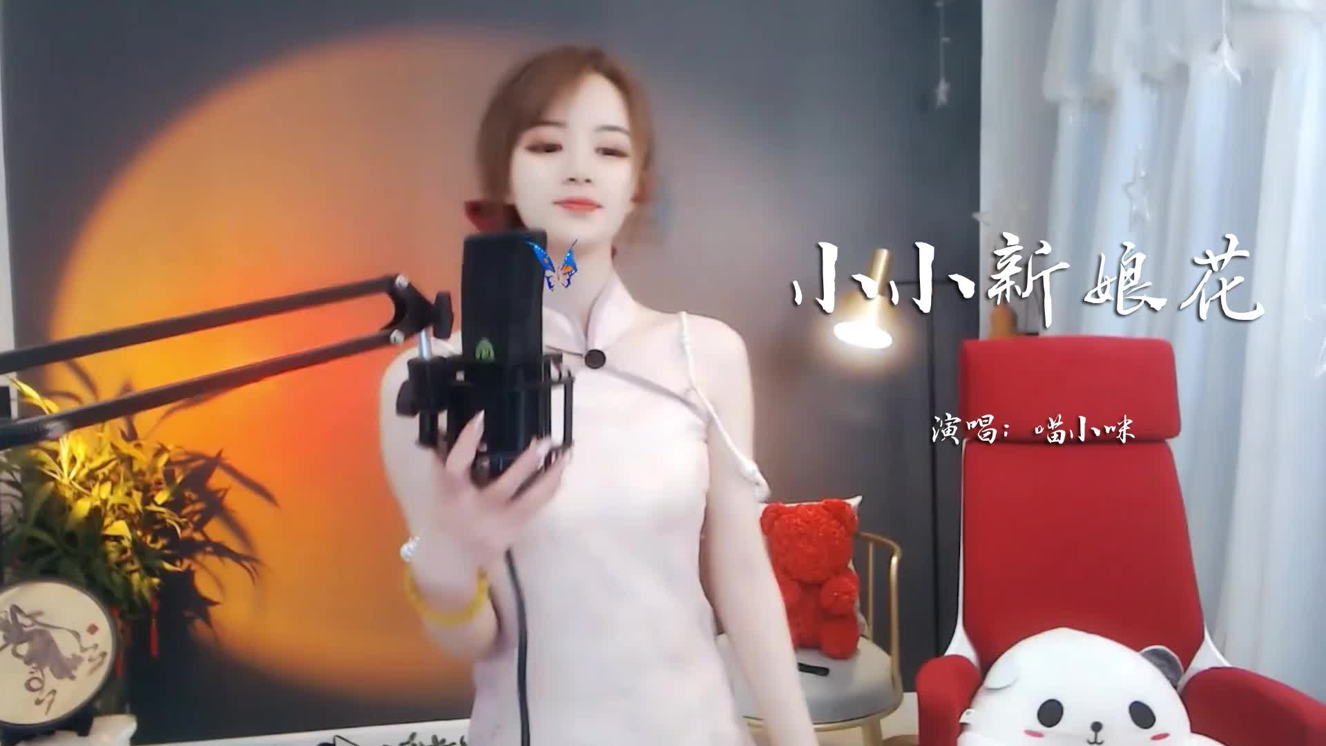 美女主播直播间演唱，歌声清甜动人