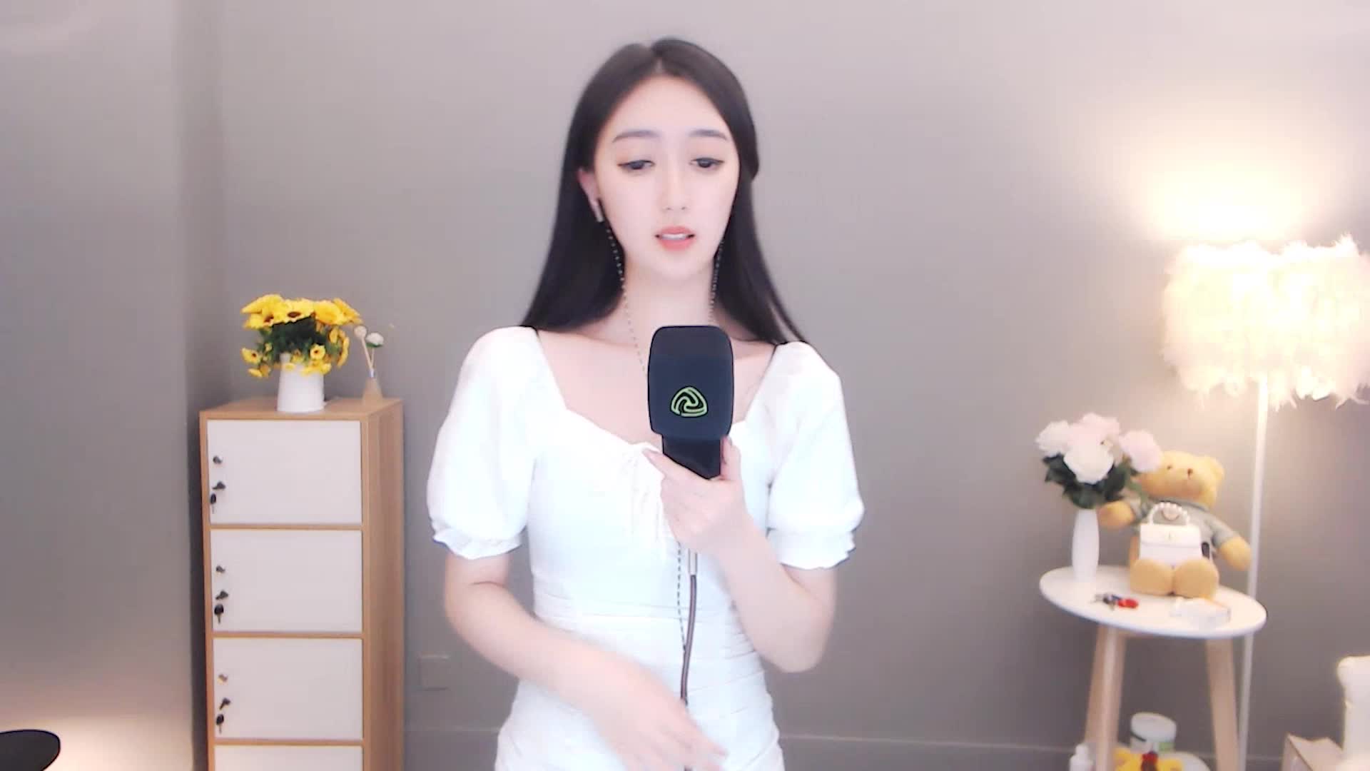 小姐姐深情演唱最远的你是我最近的爱