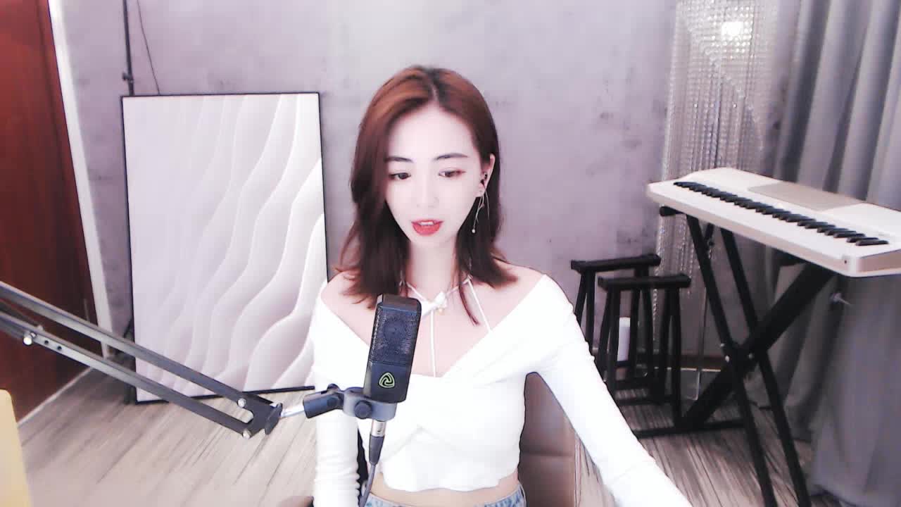 有时候,听一首歌,就会想起一个人,一段曾经,曾经有人,为自己唱过这首歌,是那样的刻骨铭心!