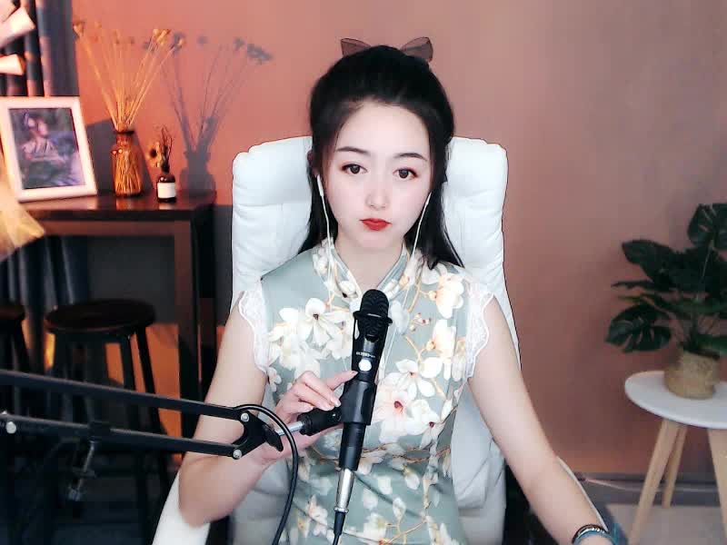 你随风飘扬的笑，有迷迭香的味道。