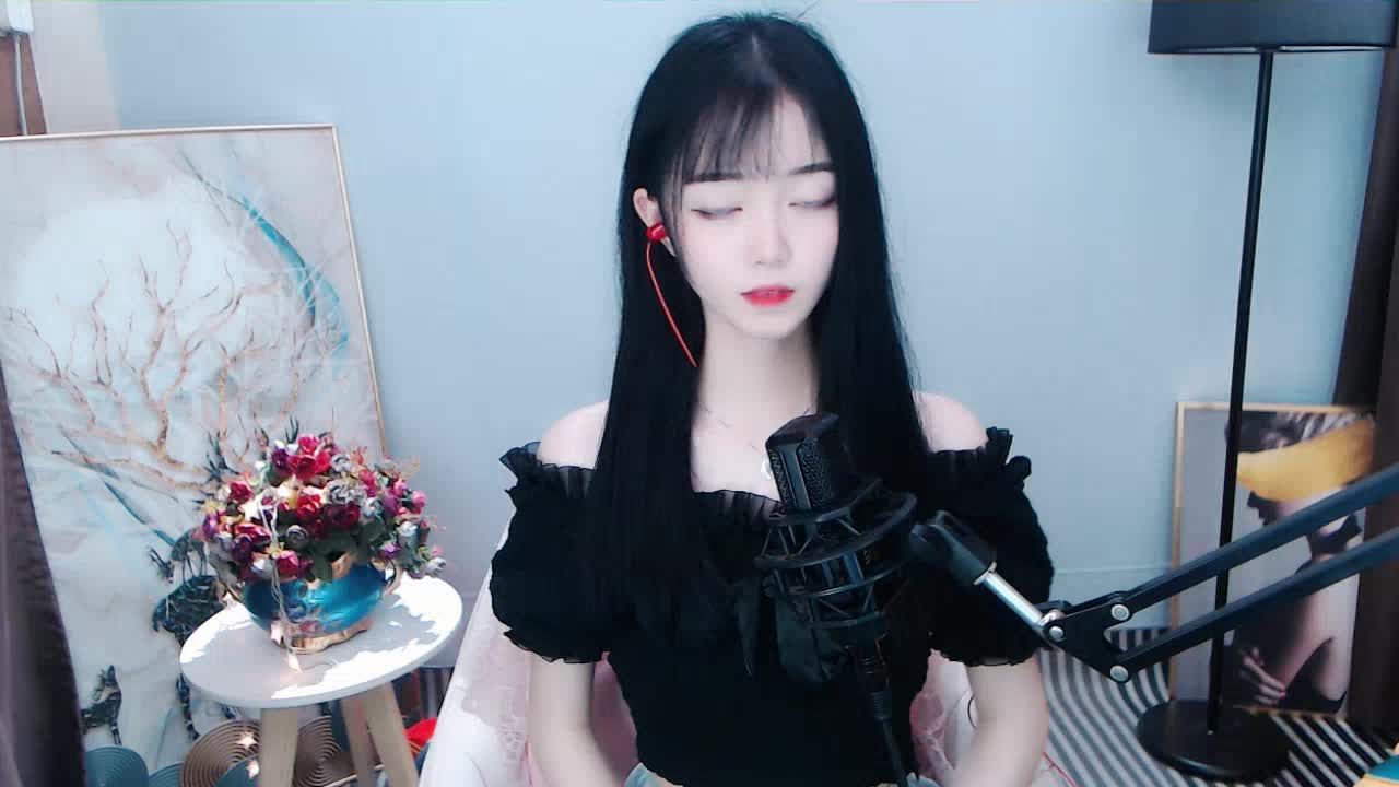 很喜欢宫崎骏说过一句话:“你住的城市 下雨了，很想问你有没有带伞 可是我忍住了。因为我怕你说没带 而我又无能为力，就像是我爱你 却给不到你想要的陪伴。”