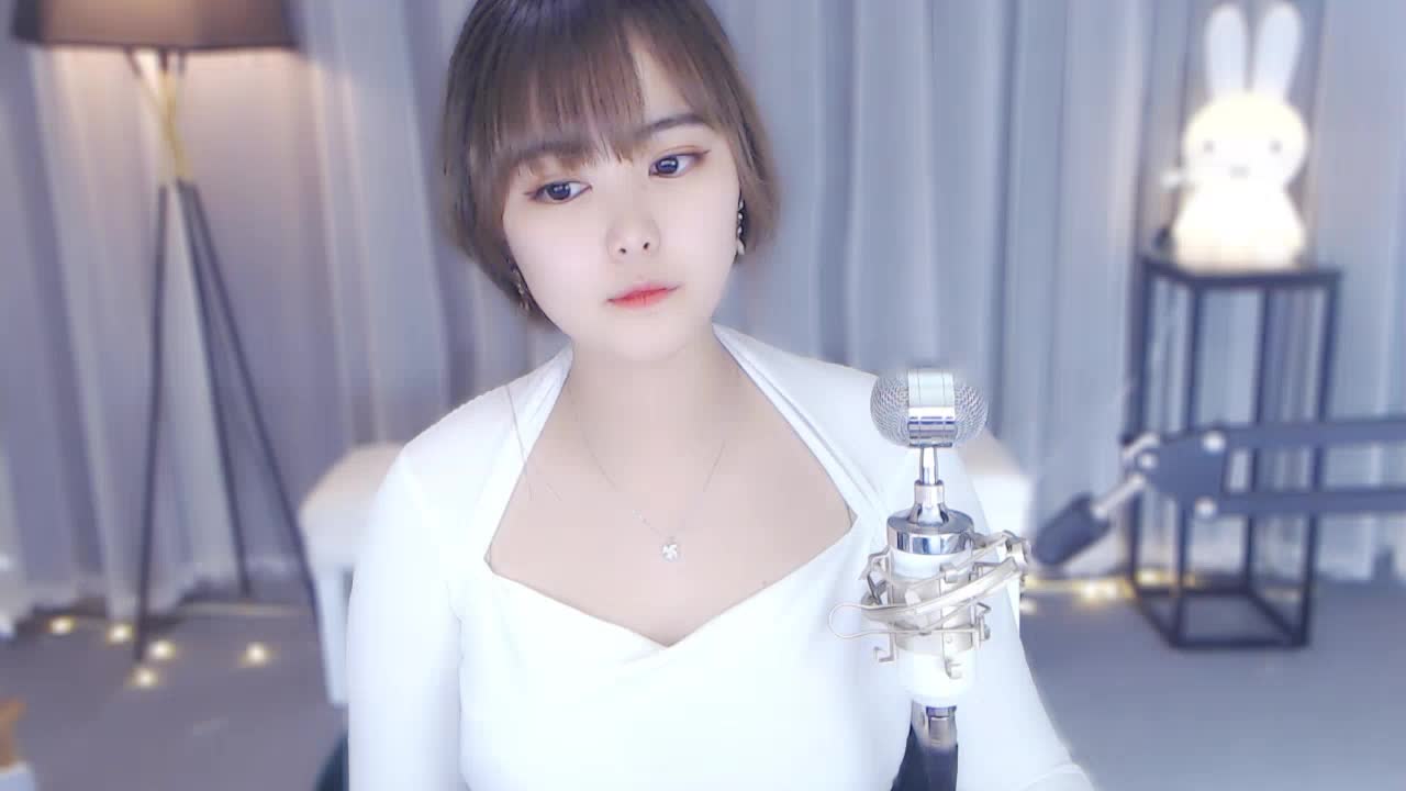 新主播关注哟！！！\n一首你的眼神送给你们~