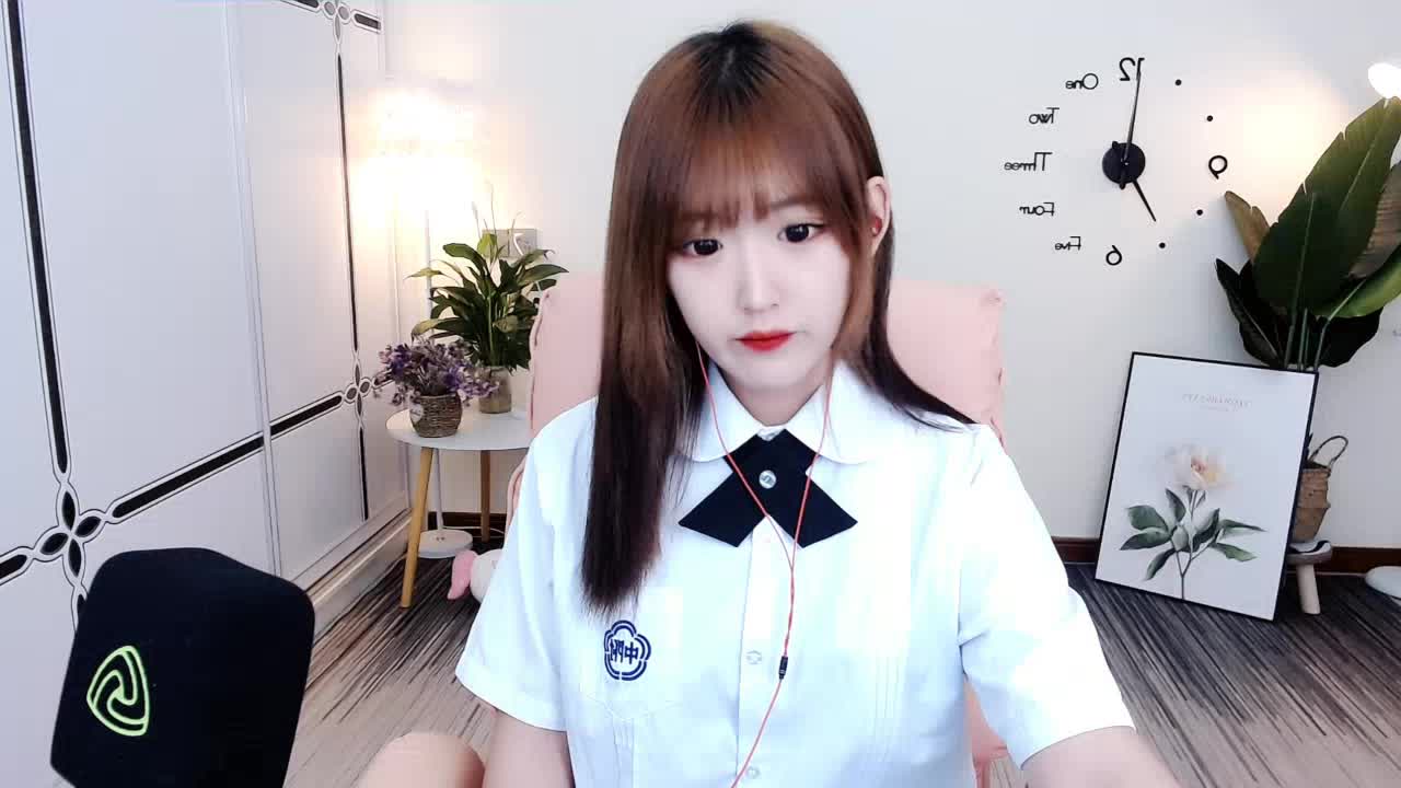 搞怪木子给大家带来一首小手拉大手，希望哥哥们喜欢