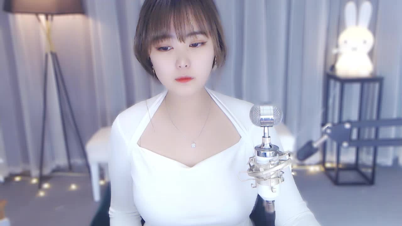 新主播关注哟！！！\n一手白狐送给你们~