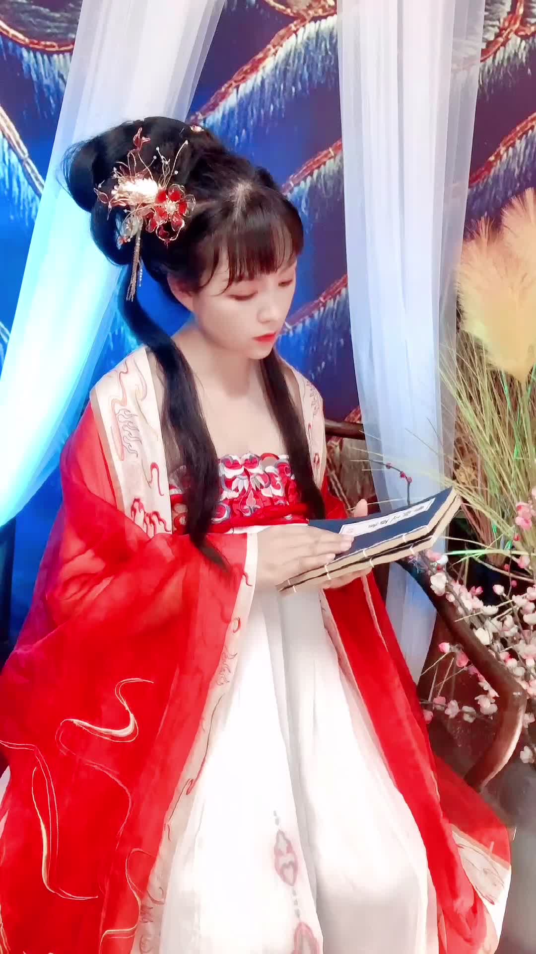 红衣如火，惊艳了红尘，愿铺红妆十里，等轮回三世