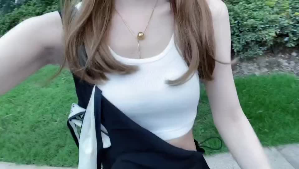 对的人把你宠成孩子,错的人把你逼成疯子,满眼都是你的人,才配的上你全部的爱。一生所求,不过温暖与良人。