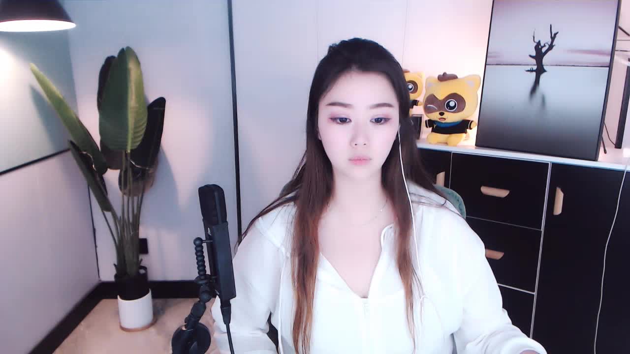 五月演唱的《走过咖啡屋》；希望大家喜欢！！！