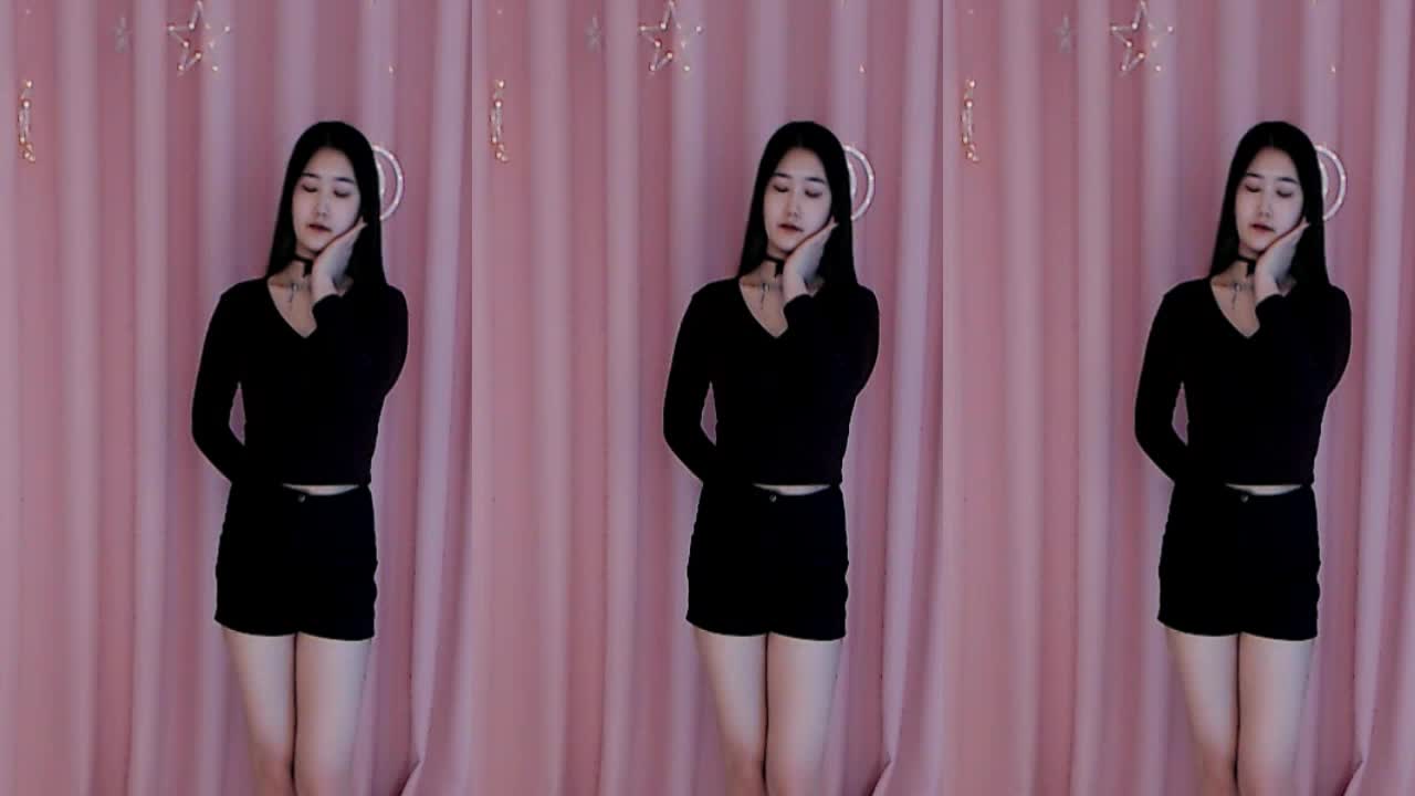 小妖精身段优美，舞姿翩翩，曼妙舞姿太美了