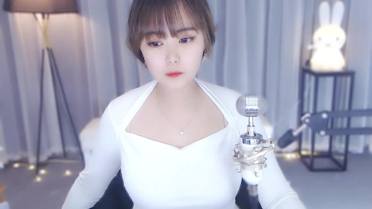 新主播关注哟！！！\n一手七年送给你们~