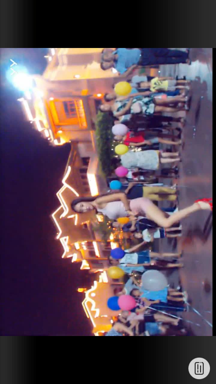 户外女神长腿热舞