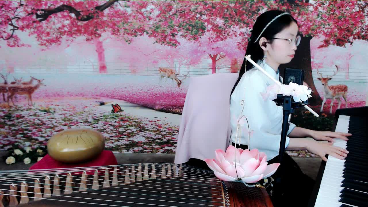 羡儿钢琴也弹得不错哦。听听这首《漂洋过海来看你》