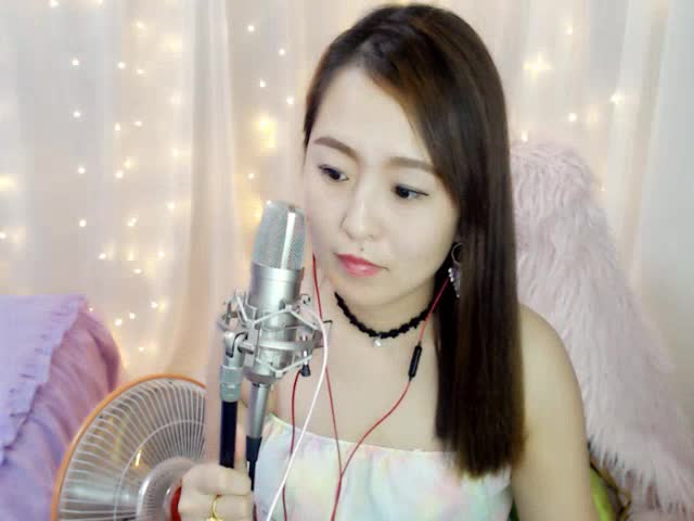 夸老公的歌曲视频 djgwMzA1YjVkZjM0ODA0YTg5ZTM4YTVhZWY0NTMyOWFmMTg3NjUzOTc5Mw_18.jpg